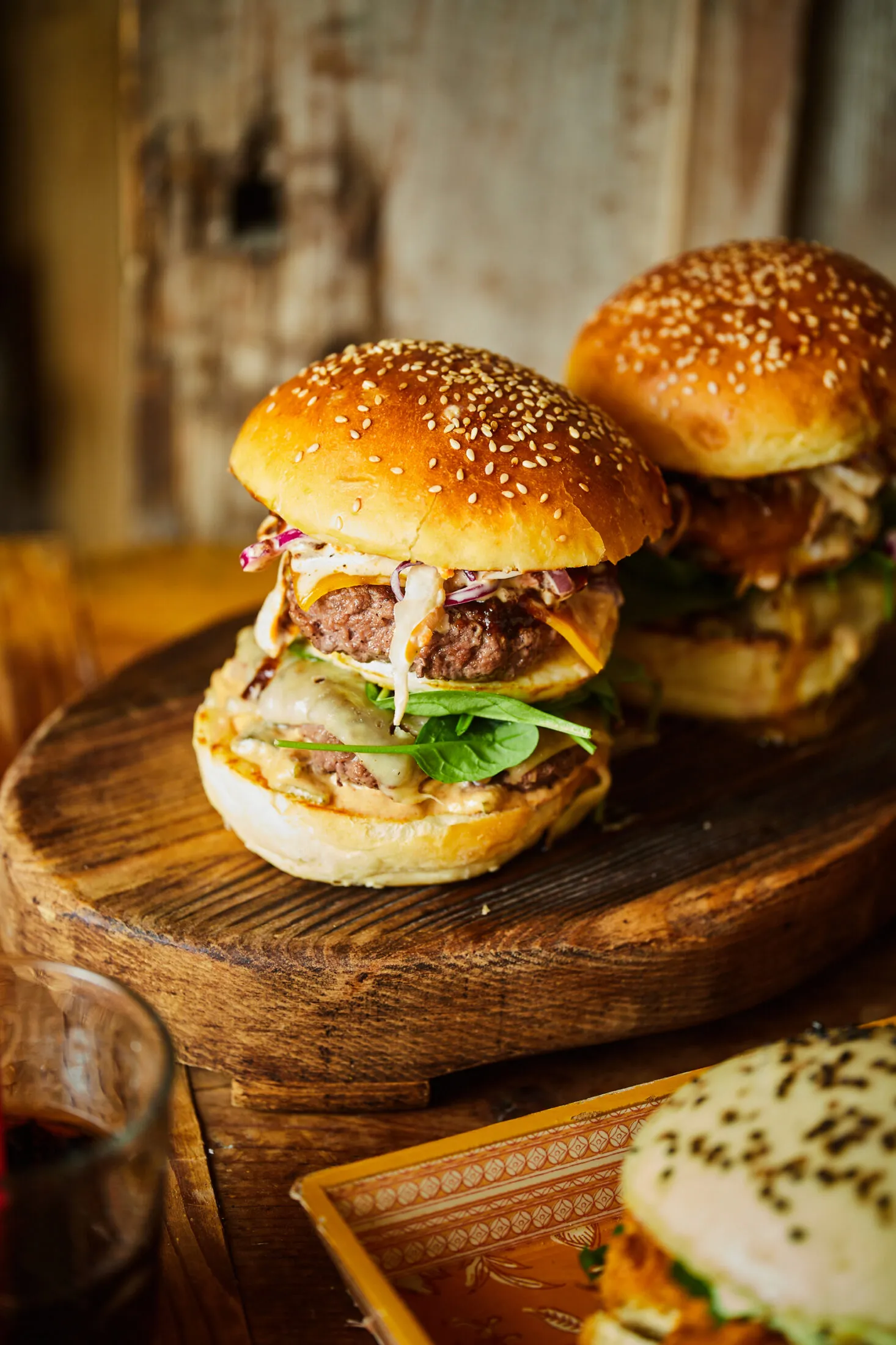 smashed-burger-ketfele-sajttal (1)