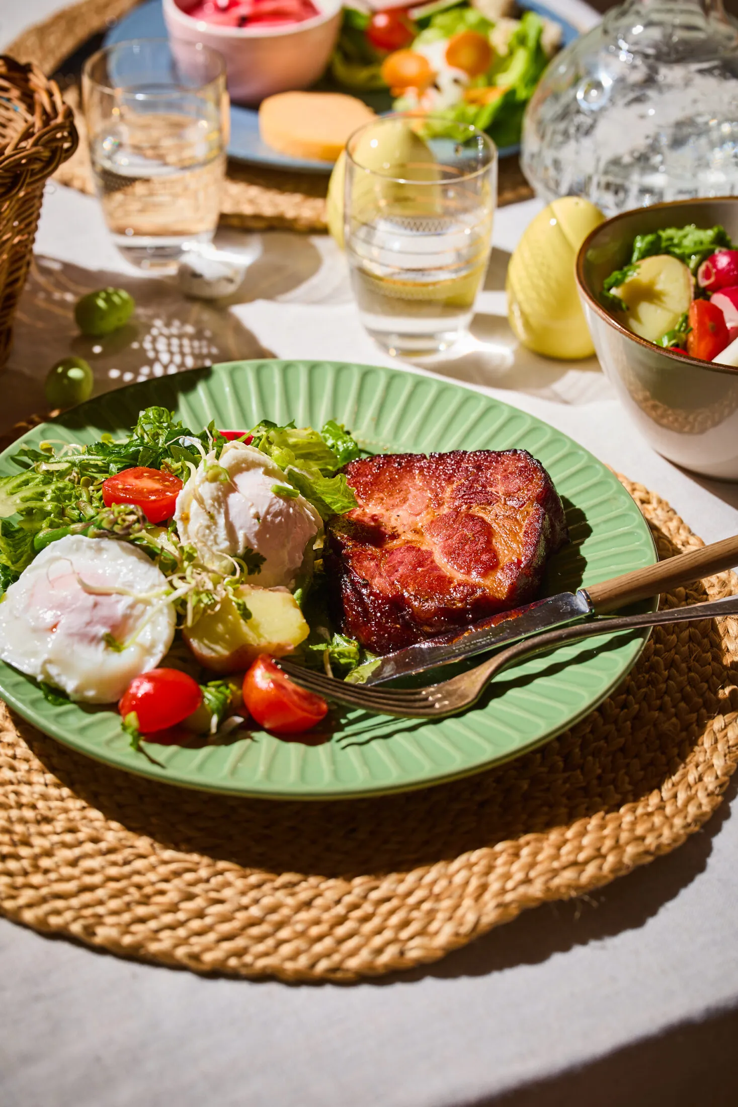 Sonkasteak, buggyantott tojás salátával, tormás házi majonézzel a húsvéti asztalon