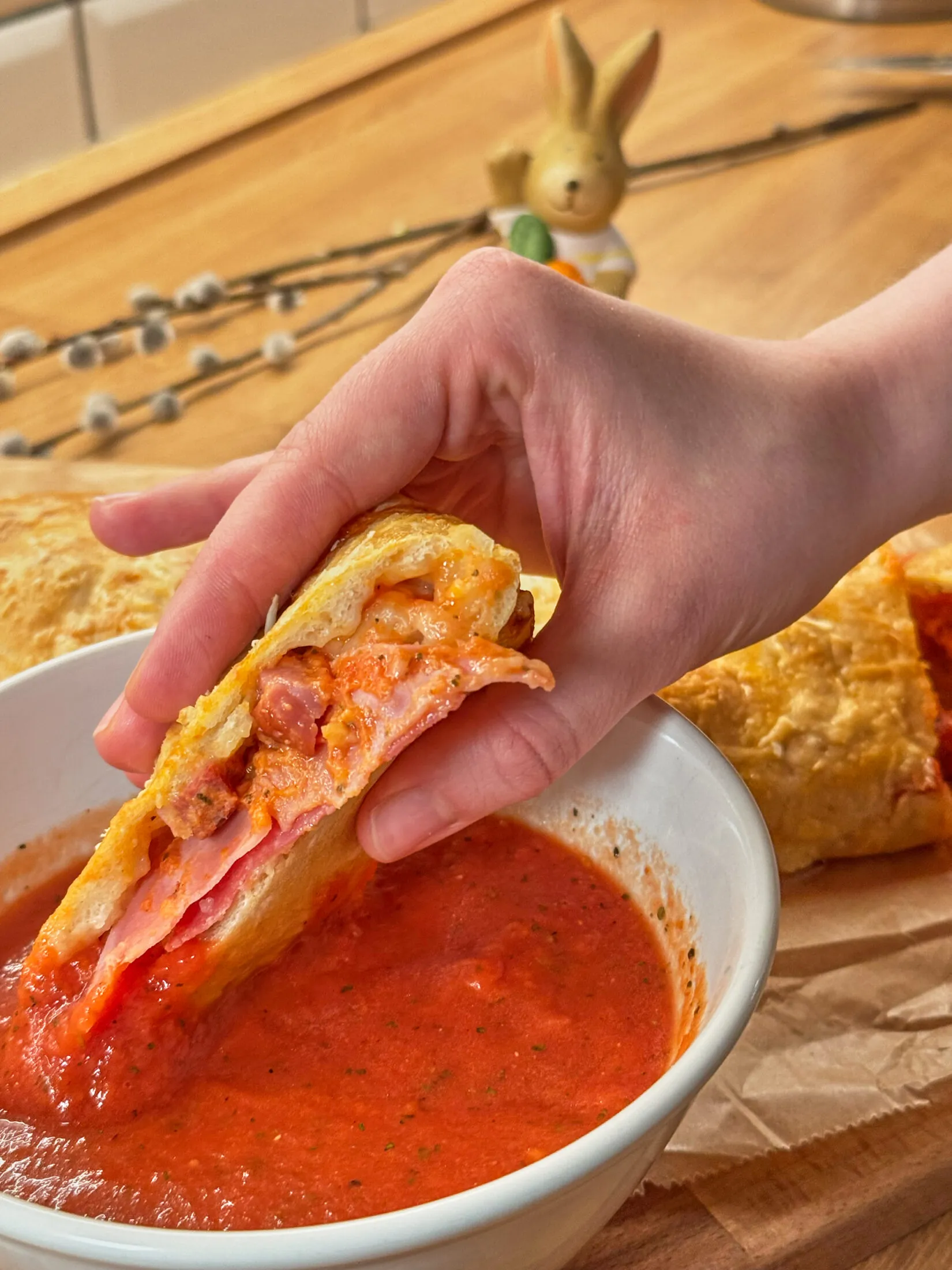 Sonkás-mustáros full extrás stromboli paradicsomszószba mártva