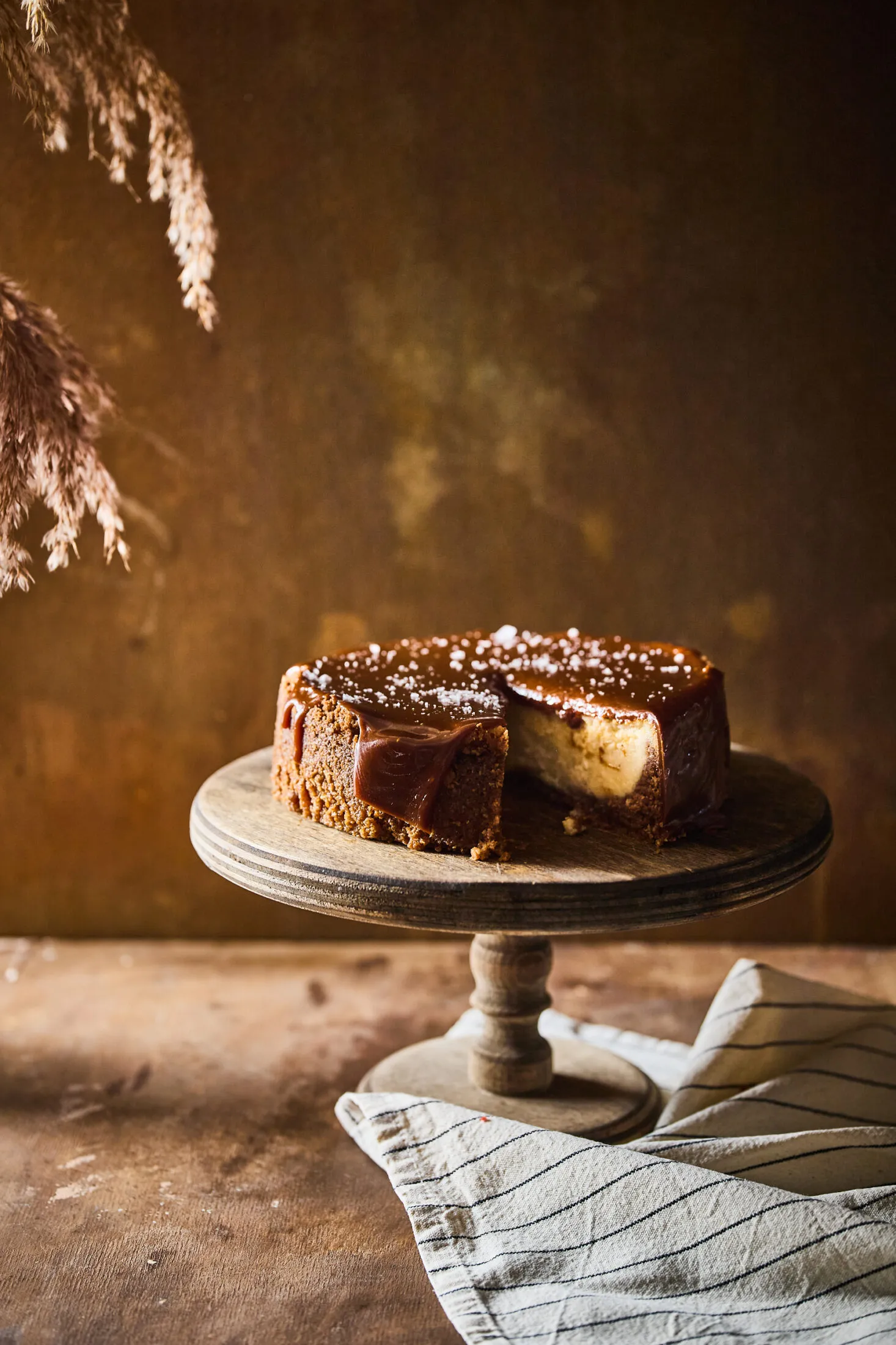 Sós karamellás sajttorta tálon