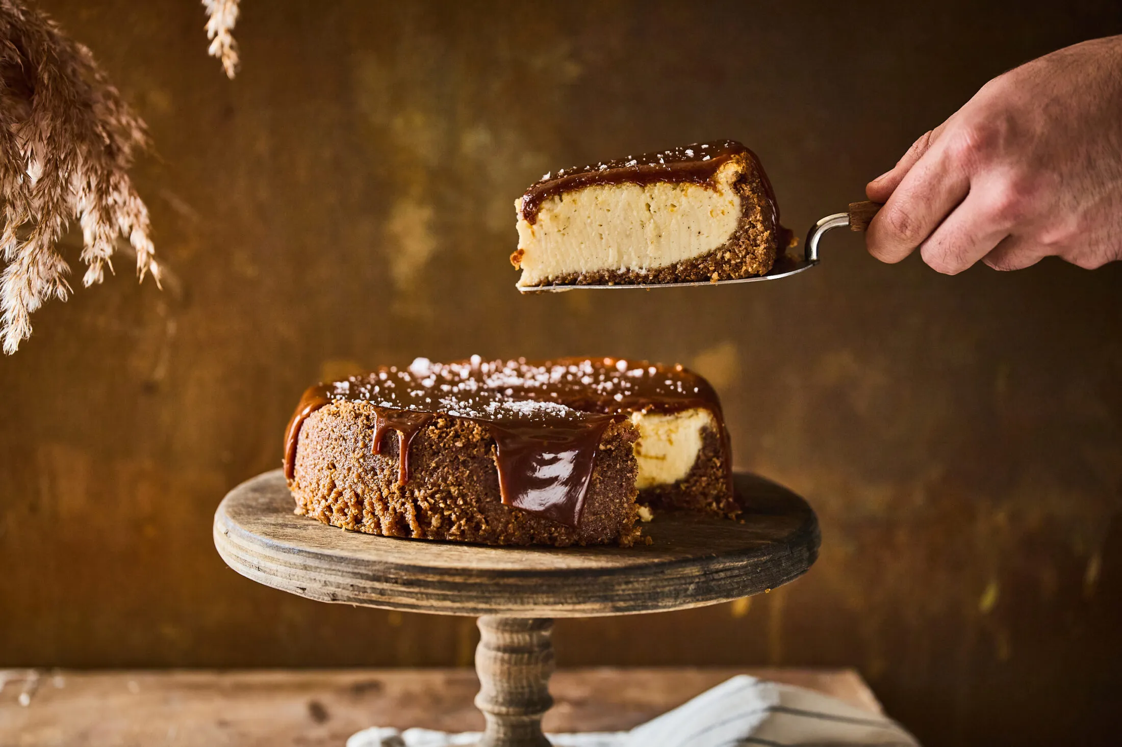 Sós karamellás sajttorta tálon