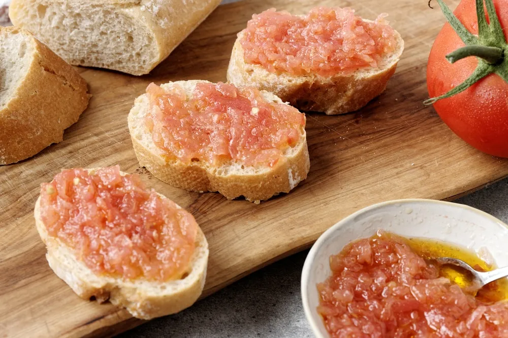 spanyol-tapas-paradicsomos-kenyer