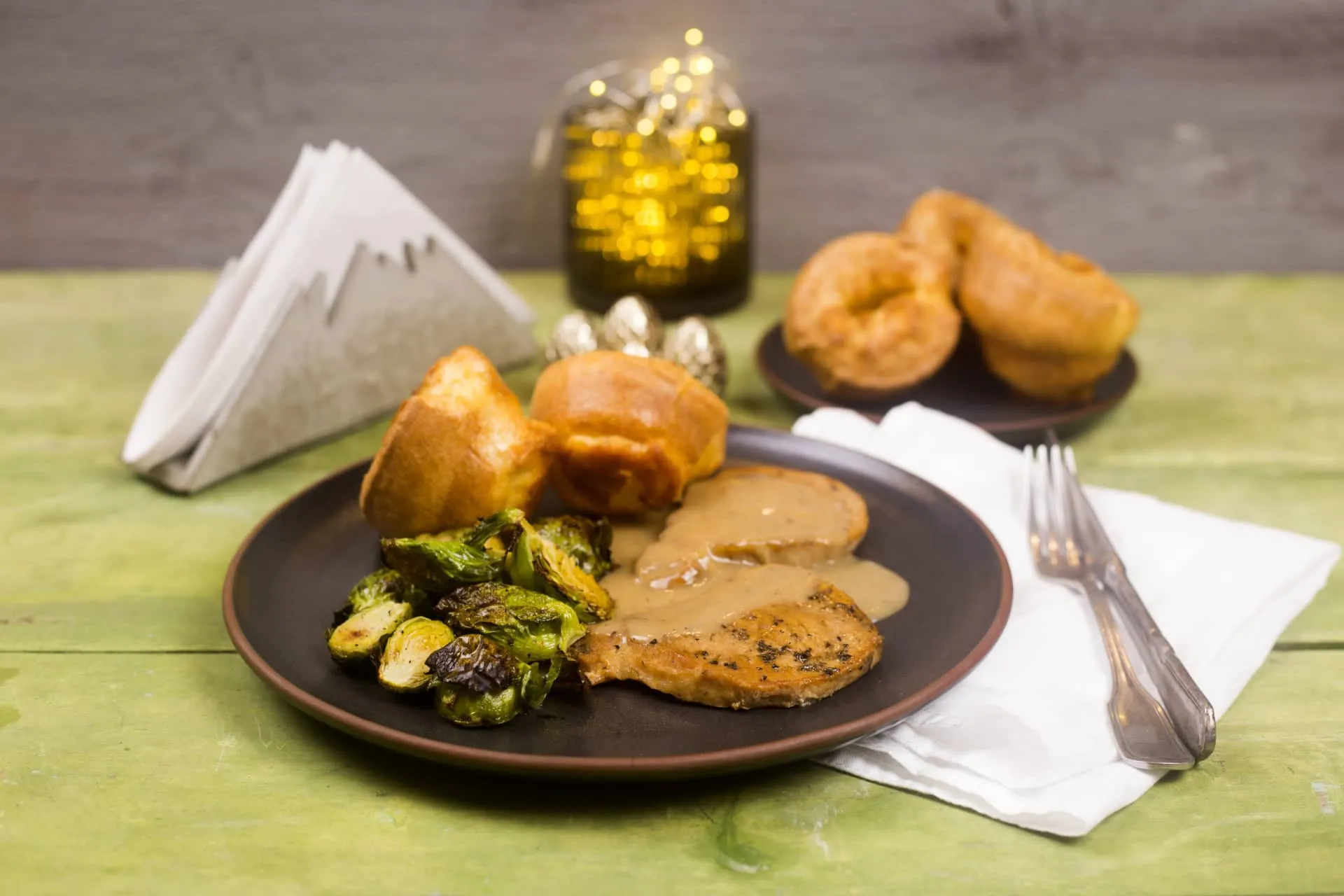 Sült karaj konyakos gravy mártásban Yorkshire pudinggal és sült kelbimbóval