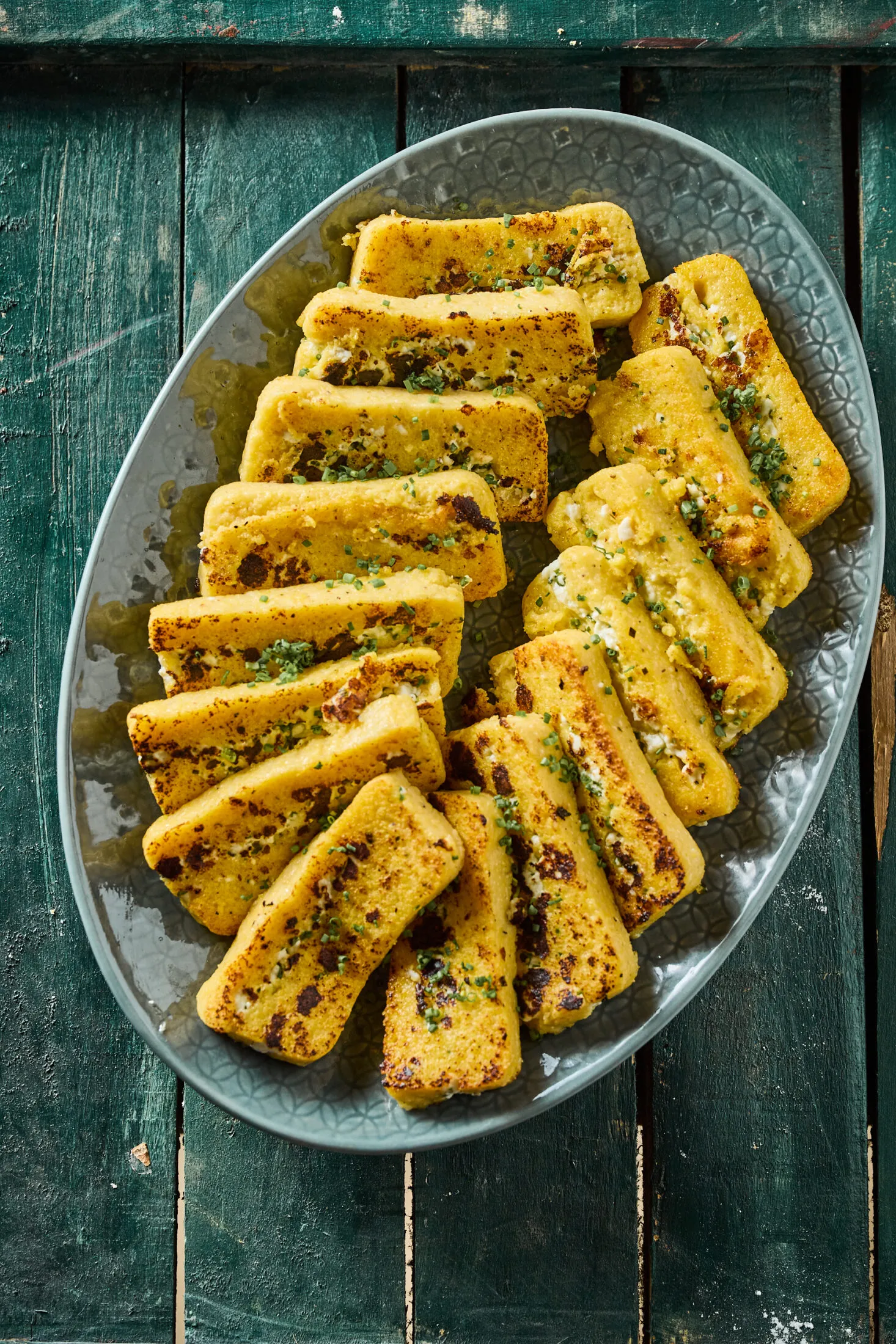 Sült polenta tányéron