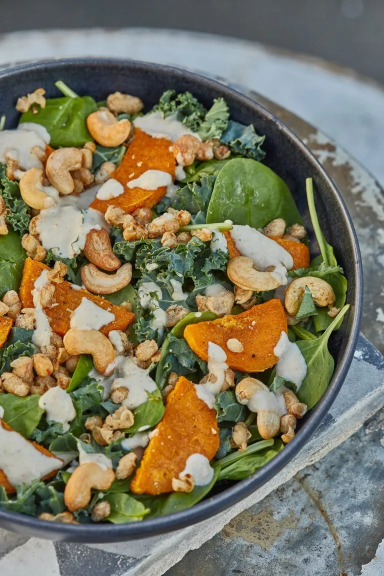 superfood saláta tálalása