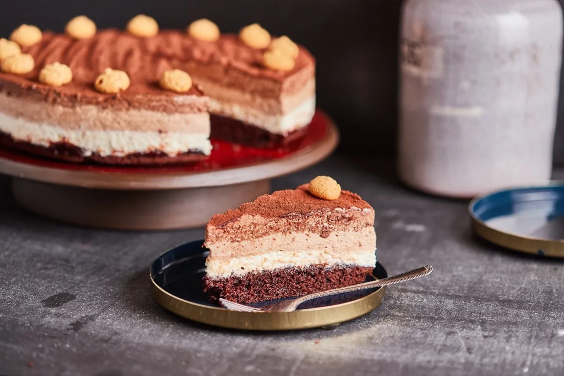 szilvalekvaros-triplacsokimousse-torta
