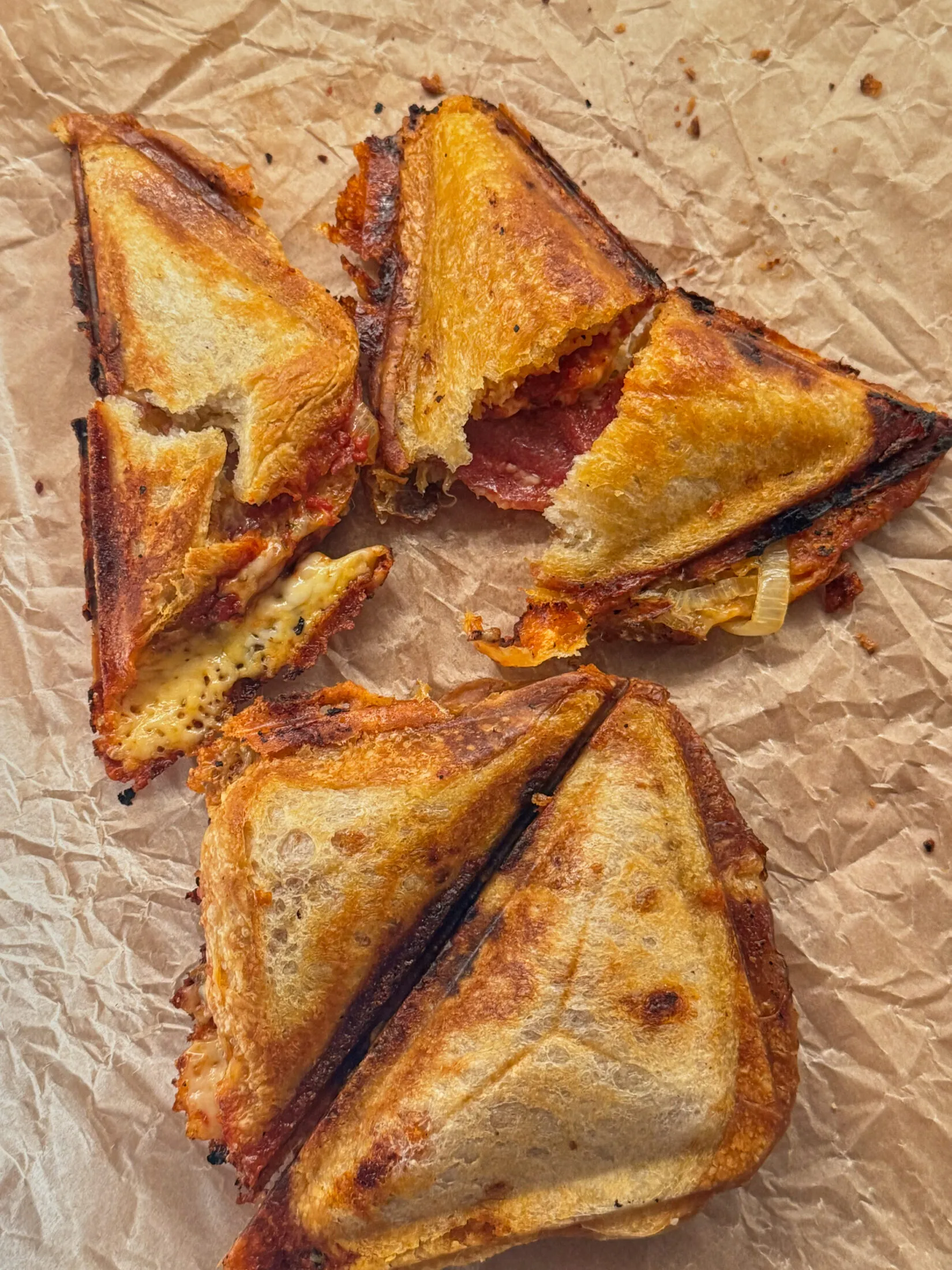 Pizzás-téliszalámis háromszög szendó papíron
