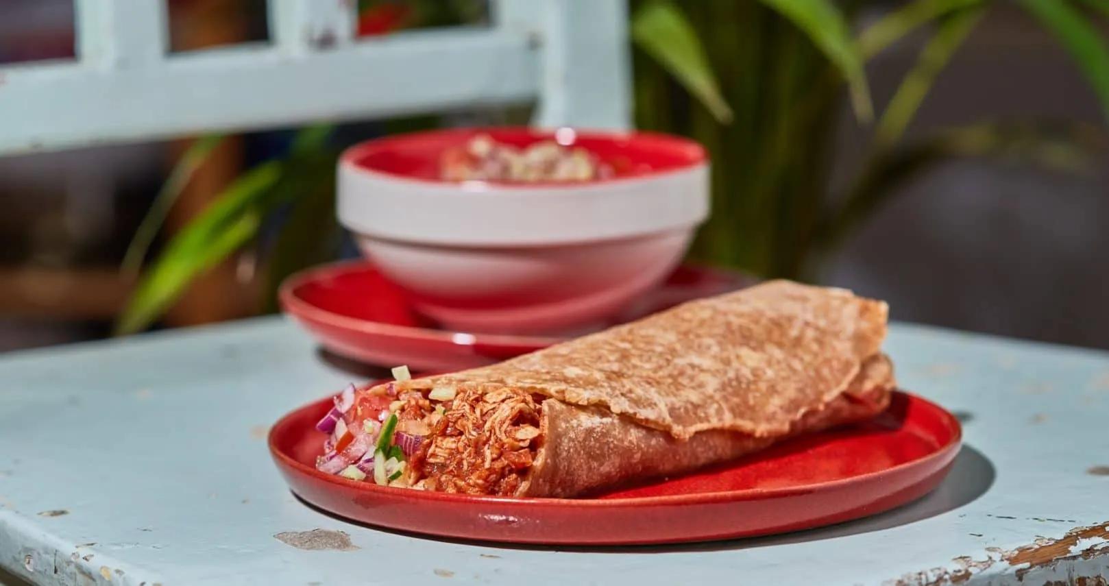 Laktózmentes tépett csirkés tortilla