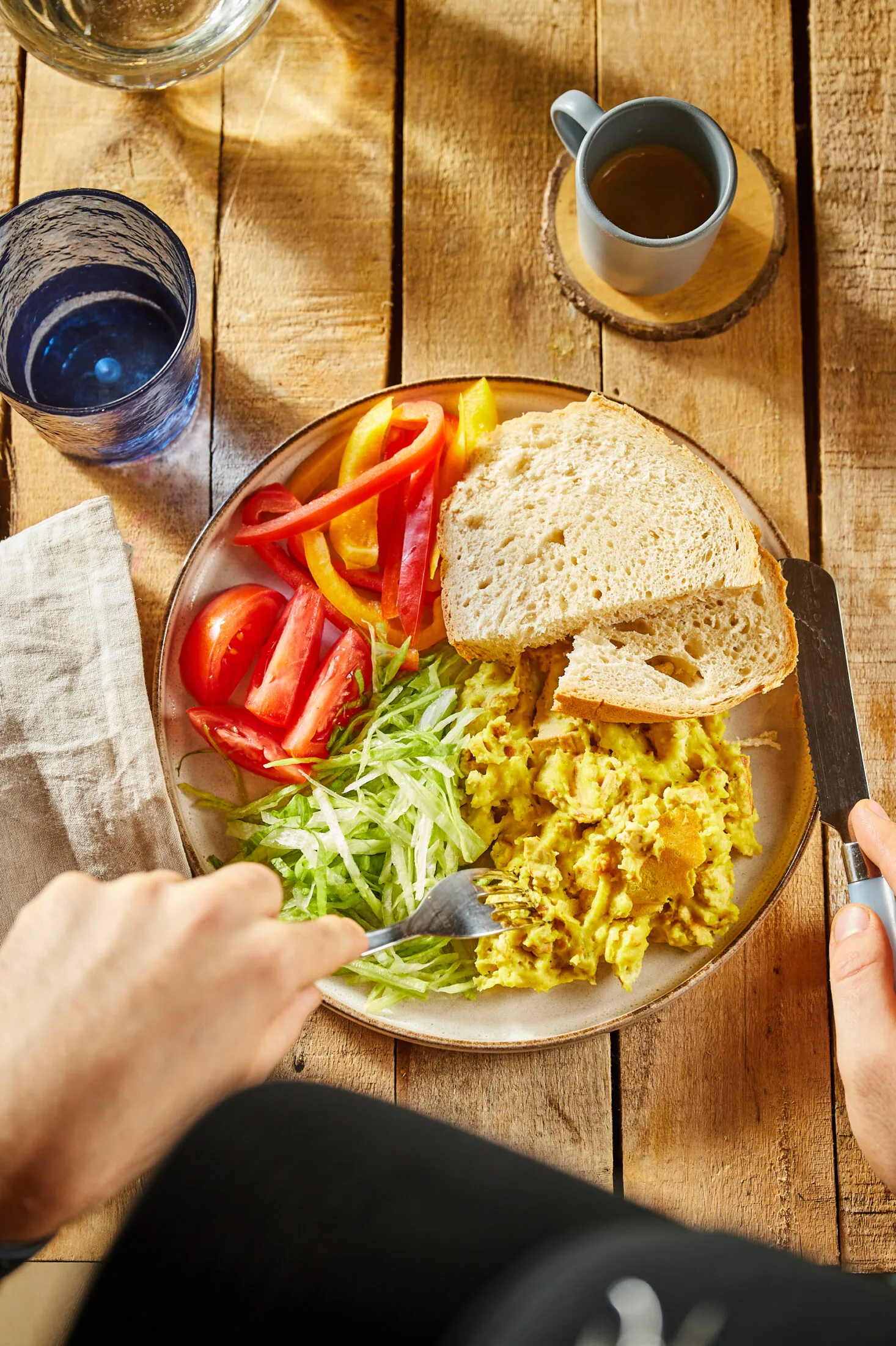 Tofu rántotta salátával és kenyérrel