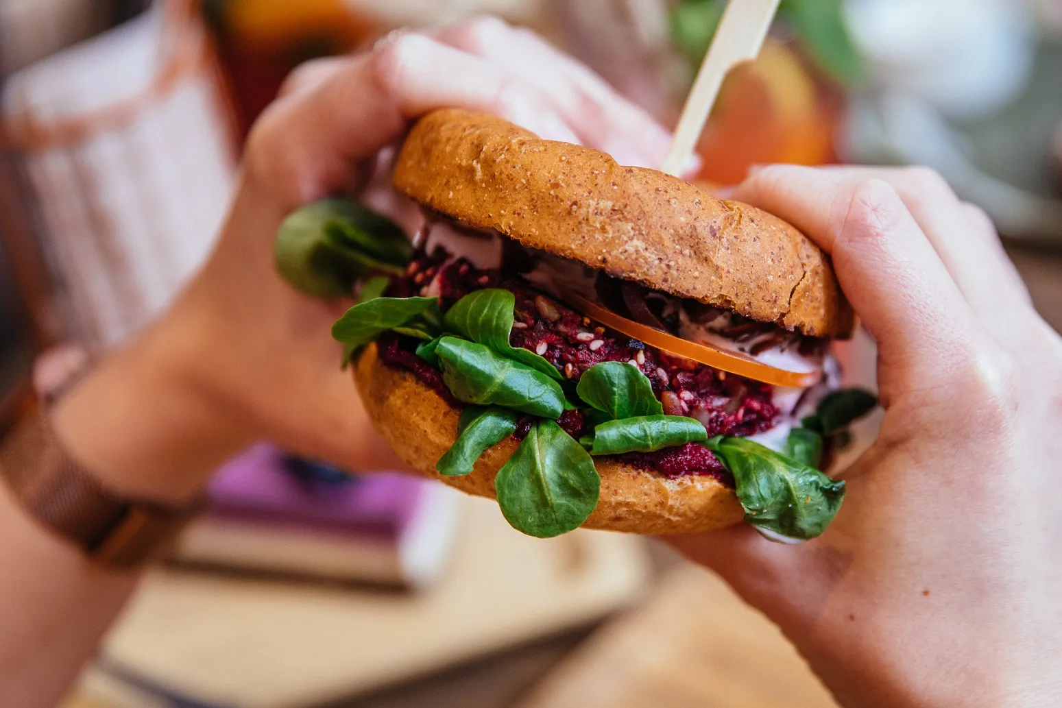 Céklaburger a Tökmag Vegan Street Foodnál, ami felkerült a vegán éttermek Budapesten listájára