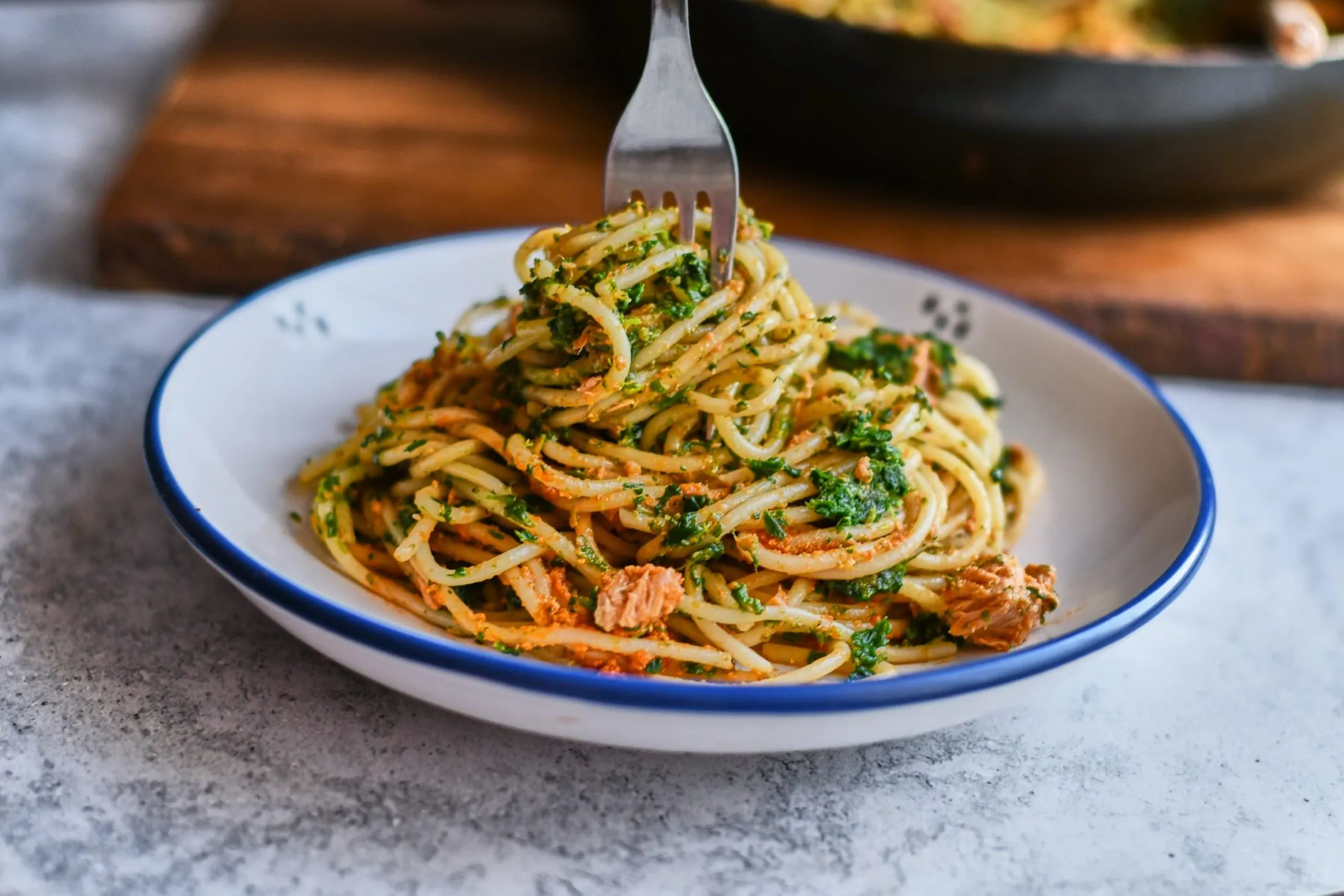 Tonhalas-spenótos spagetti vörös pesztóval