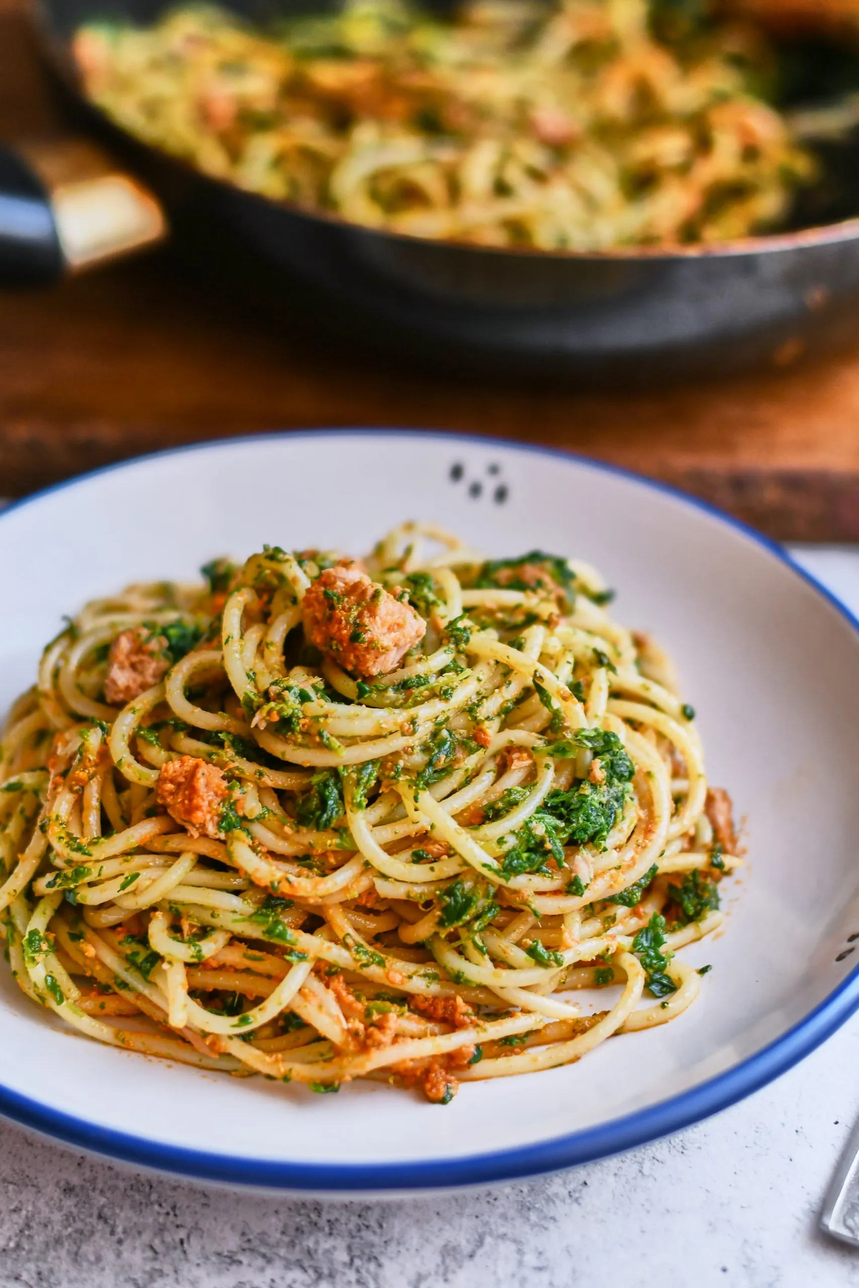 Tonhalas-spenótos spagetti vörös pesztóval 