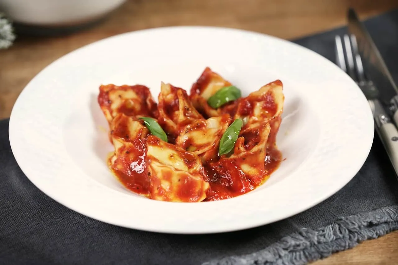 Tortellini tálalása