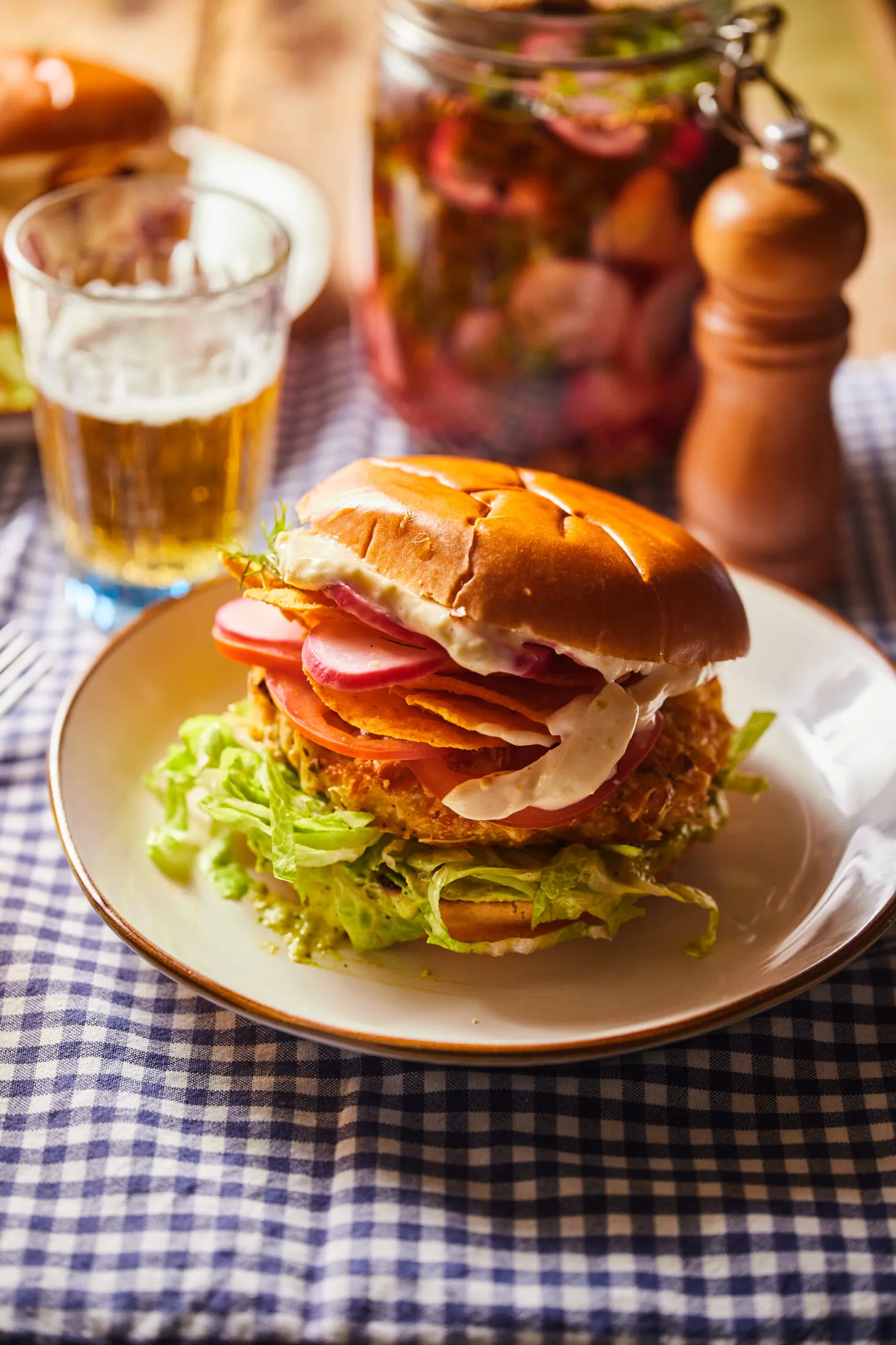 triplan-kukoricas-burger-hazi-lime-os-majonezzel-es-savanyított-retekkel