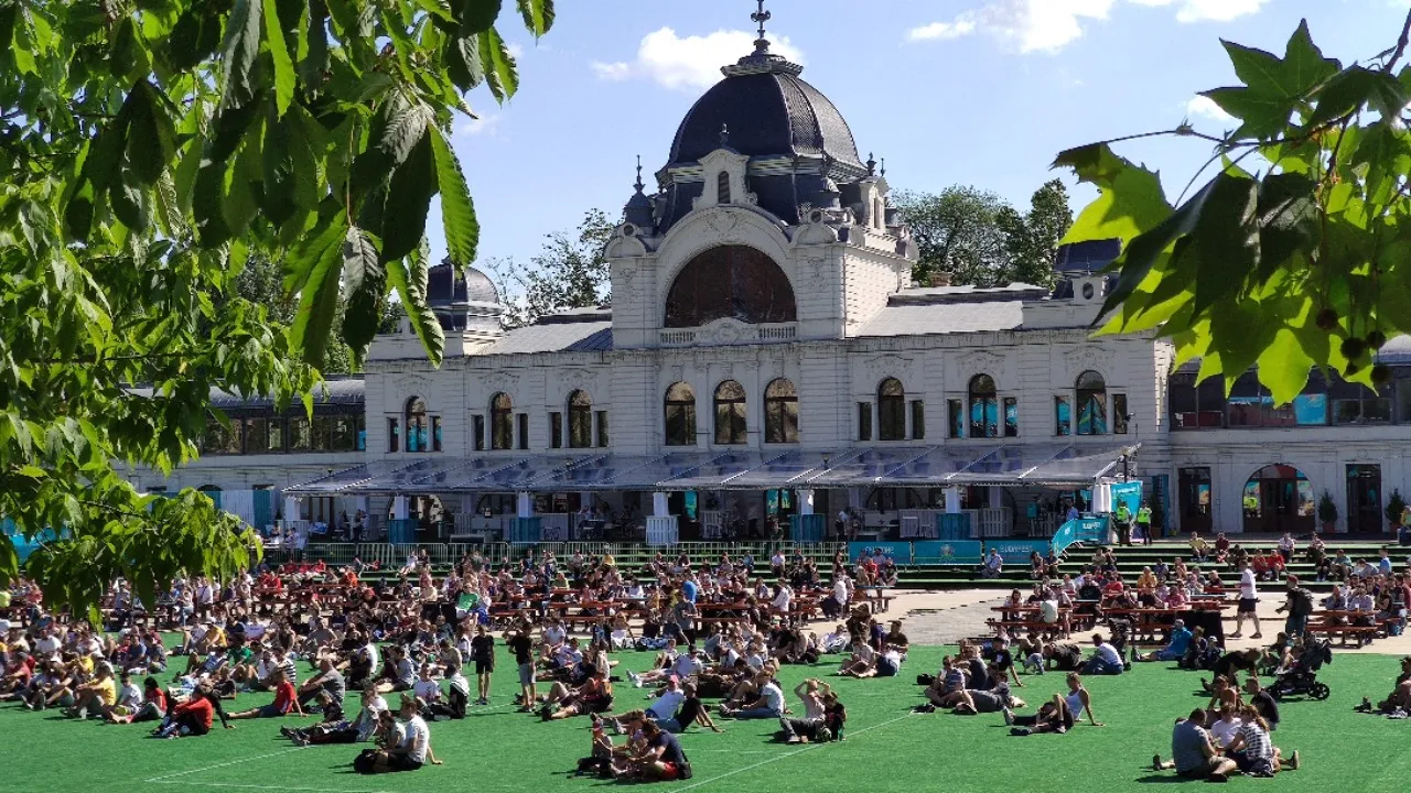 Meccsnézés Budapesten - Városligeti Műjégpálya