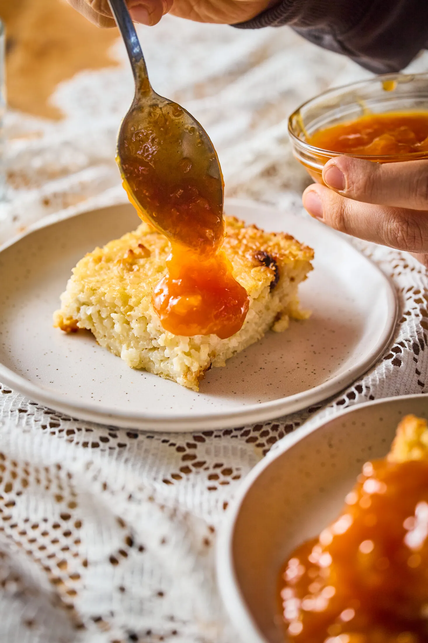Vegán rizskoch recept baracklekvárral tálalva