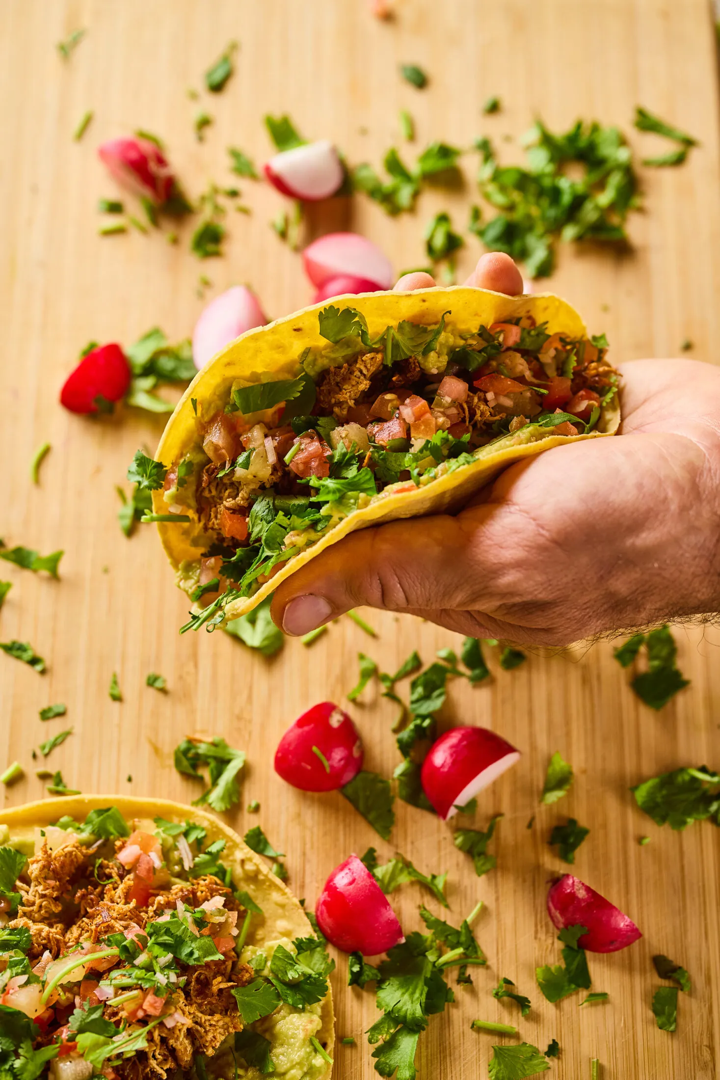 Vegán tofu taco kézben