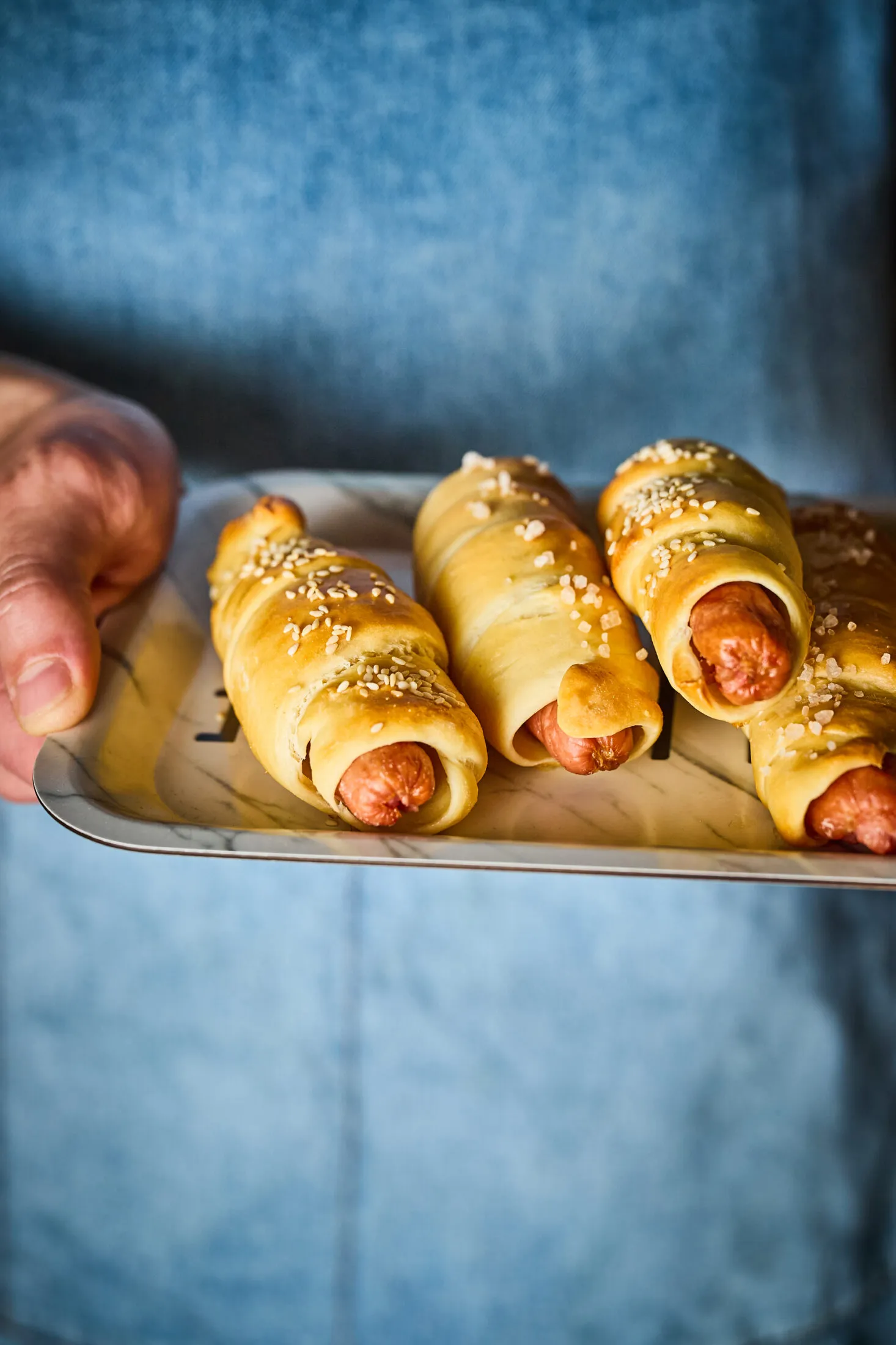 Virslivel töltött kifli szezámmaggal megszórva