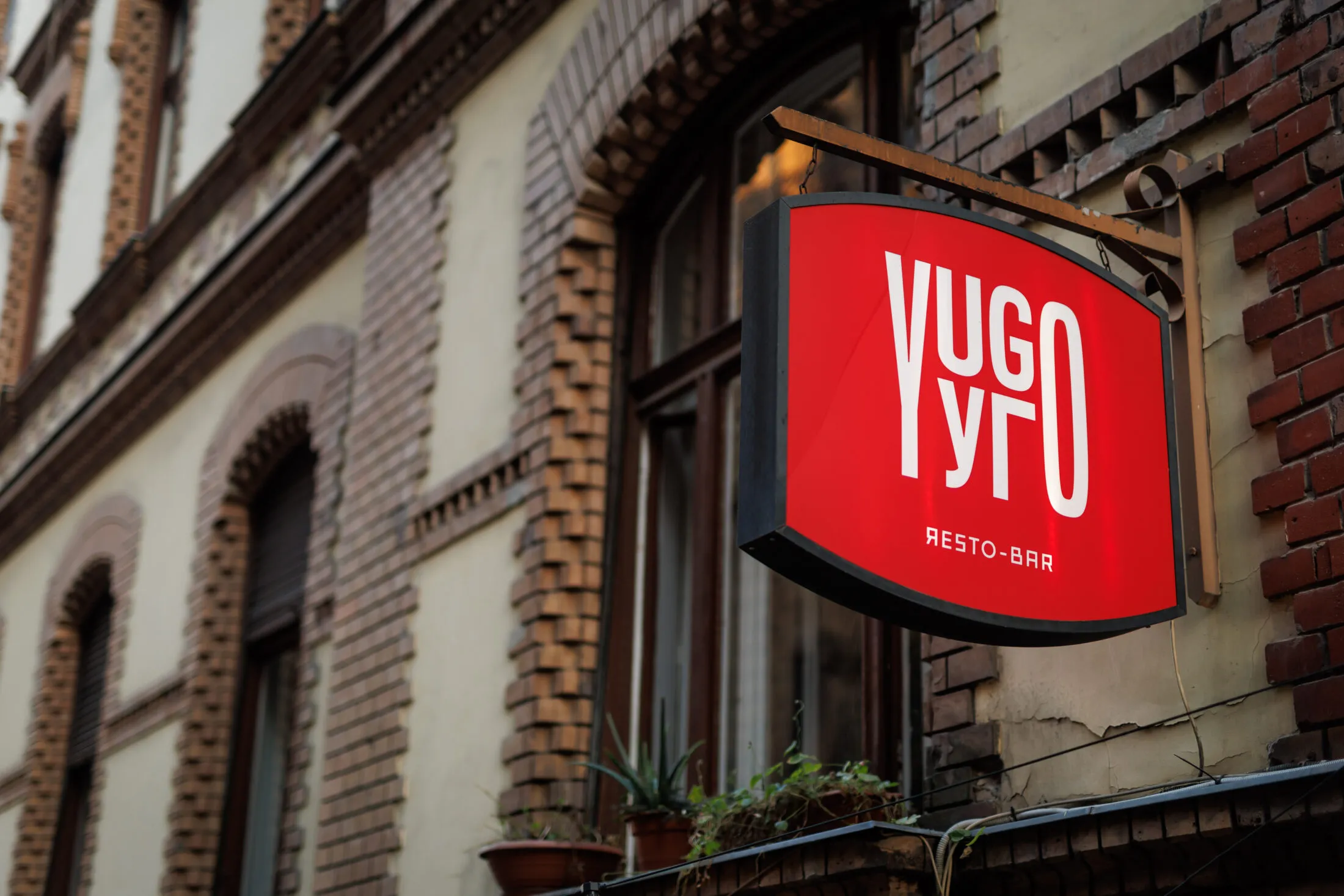 A Yugo Resto Bar cégére