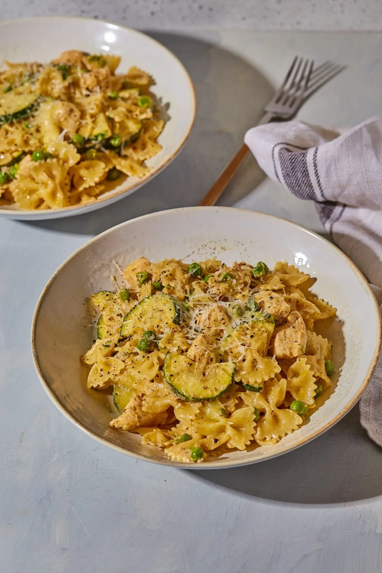 Tejszínes csirkés tészta recept, tejszines csirkemell tésztával, tejszínes csirkemelles tészta, csirkés tészta receptek, tejszines tesztas csirke