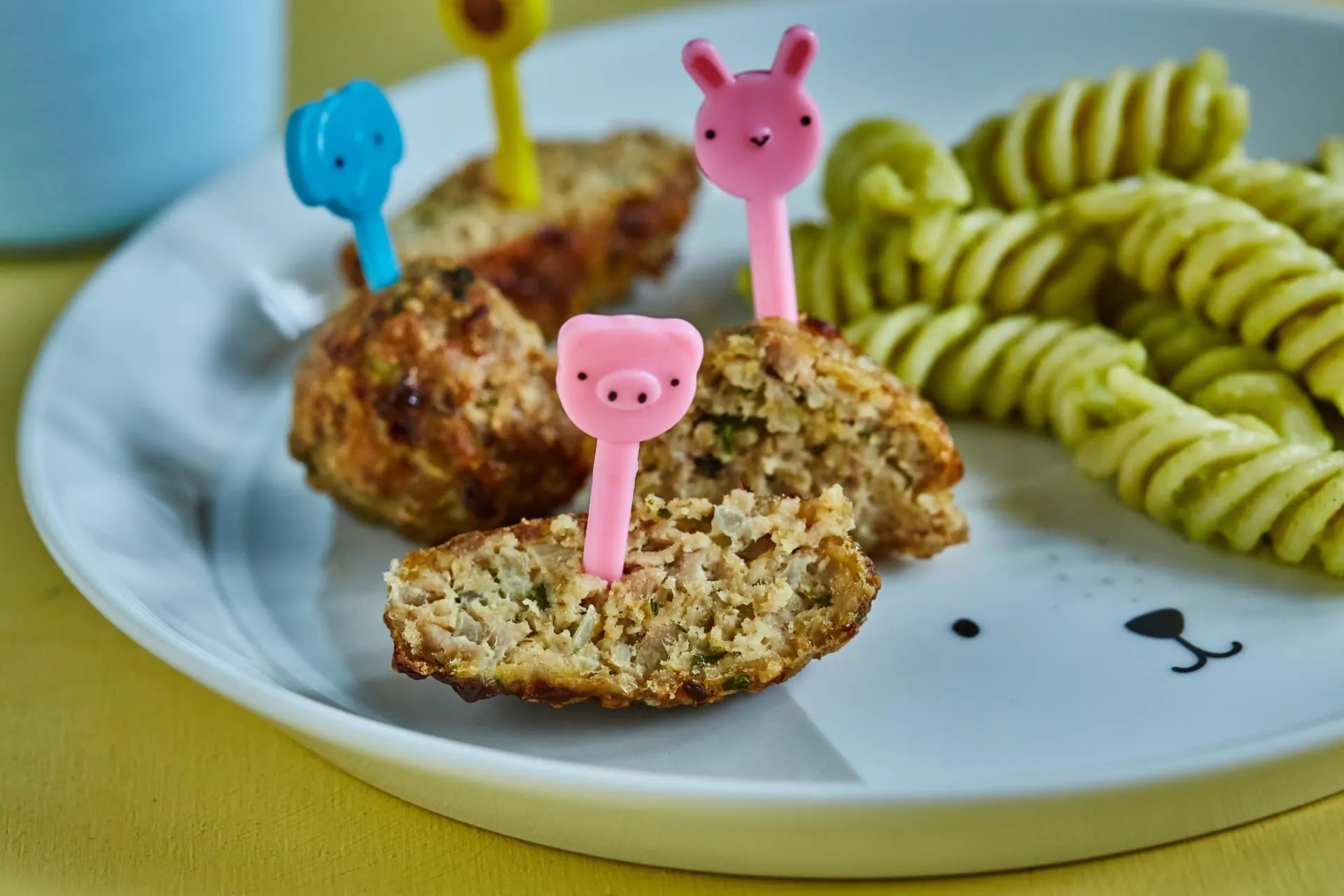 zöldfűszeres húsgolyó brokkolis tésztával